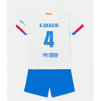 Camisa de time de futebol Barcelona Ronald Araujo #4 Replicas 2º Equipamento Infantil 2023-24 Manga Curta (+ Calças curtas)